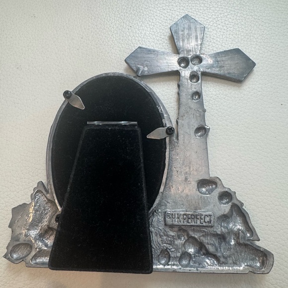 H - K Perfect Pewter Floral Cross Photo Frame - Picture 4 of 9